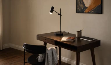 Lampe de bureau design posée sur un bureau moderne avec un éclairage fonctionnel