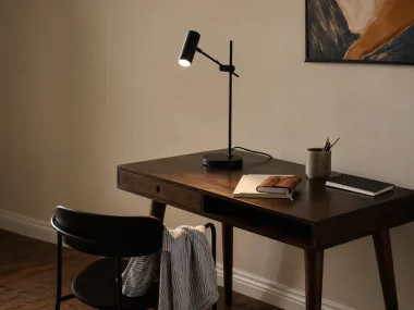 Lampe de bureau design posée sur un bureau moderne avec un éclairage fonctionnel