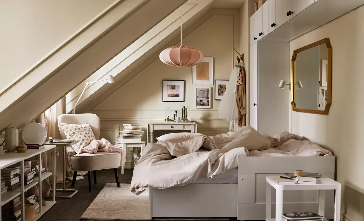 Chambre aménagée sous pente avec lit encastré et rangements intégrés sous les rampants