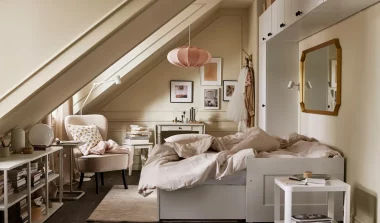 Chambre aménagée sous pente avec lit encastré et rangements intégrés sous les rampants
