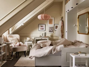 Chambre aménagée sous pente avec lit encastré et rangements intégrés sous les rampants