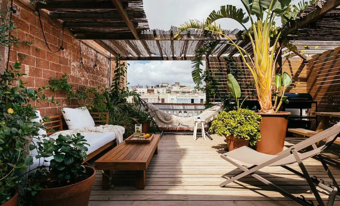 Terrasse en bois aménagée avec du mobilier extérieur et des plantes décoratives
