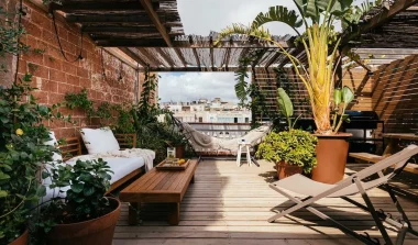 Terrasse en bois aménagée avec du mobilier extérieur et des plantes décoratives