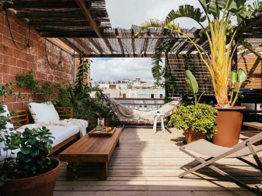 Terrasse en bois aménagée avec du mobilier extérieur et des plantes décoratives