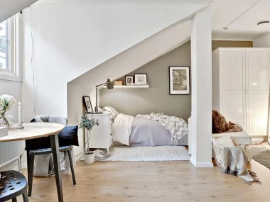 Studio aménagé avec une séparation entre le salon et le coin nuit