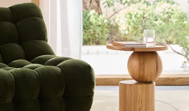 Table d'appoint à la forme sculpturale et aux courbes organiques, posée dans un intérieur décoré avec soin