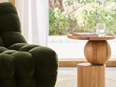 Table d'appoint à la forme sculpturale et aux courbes organiques, posée dans un intérieur décoré avec soin