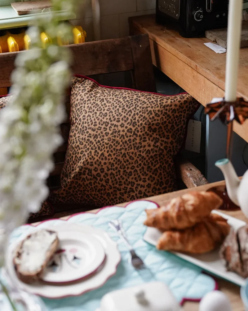 coussin motif leopard