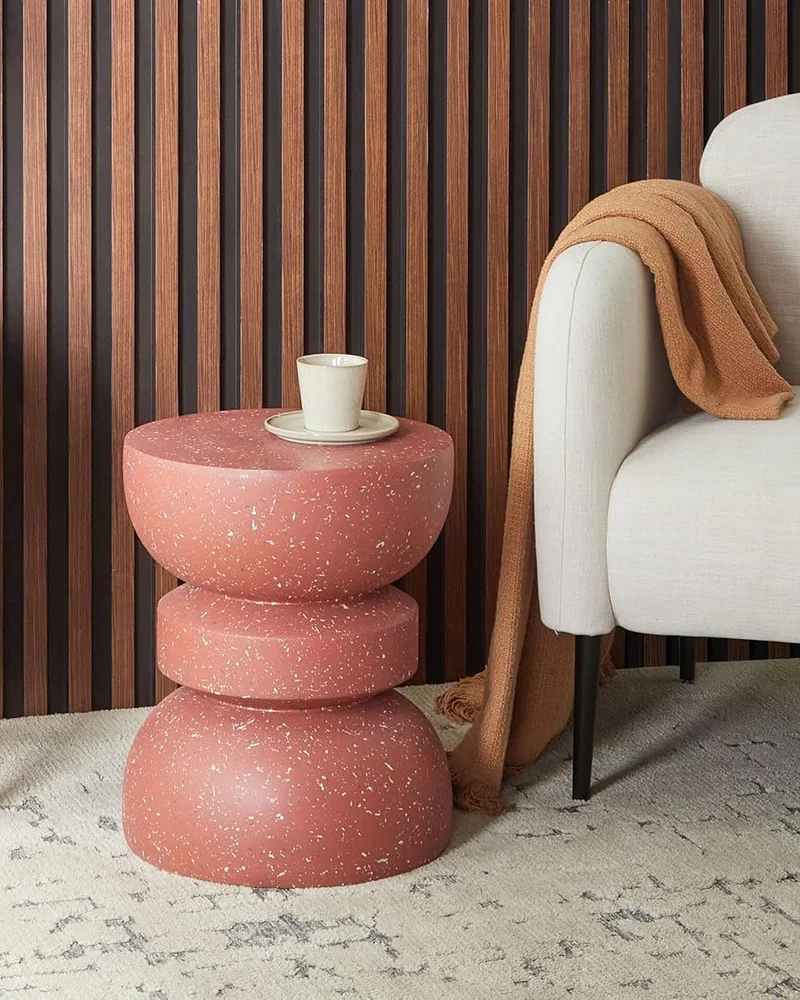 table appoint sculpturale effet terrazzo rouge