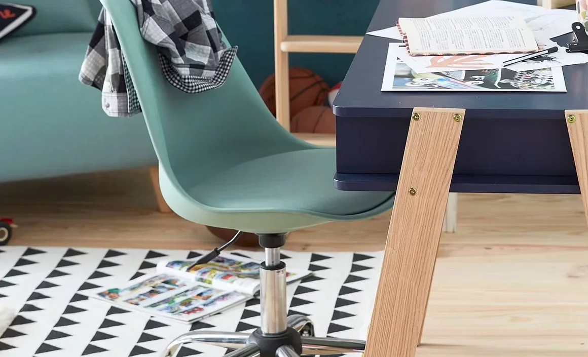 Fauteuil de bureau ergonomique pour adolescent dans une chambre moderne