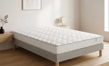 Matelas king size 180x200 cm posé sur un sommier dans une chambre à coucher lumineuse