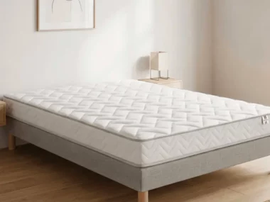 Matelas king size 180x200 cm posé sur un sommier dans une chambre à coucher lumineuse