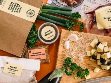 Préparation de repas dans une cuisine intérieure lumineuse et bien organisée