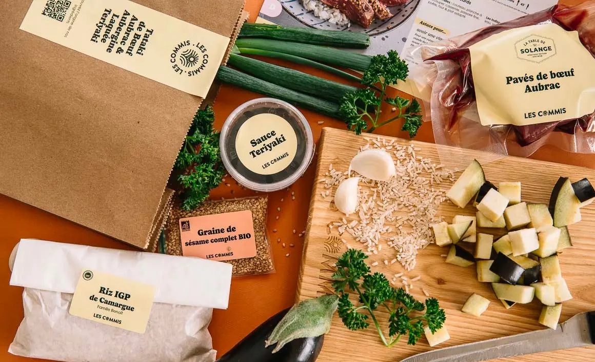 Préparation de repas dans une cuisine intérieure lumineuse et bien organisée