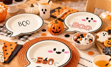 Table d'Halloween pour enfants avec assiettes fantômes Boo, gobelets et citrouilles souriantes