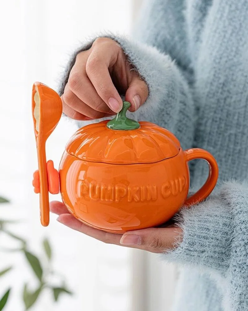 Tasse orange en forme de citrouille avec couvercle et cuillère assortie