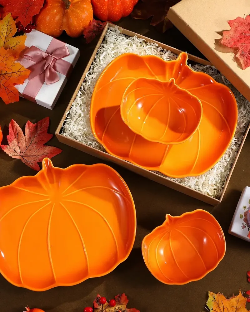 Plats et bols en céramique orange en forme de citrouille pour une table d'automne
