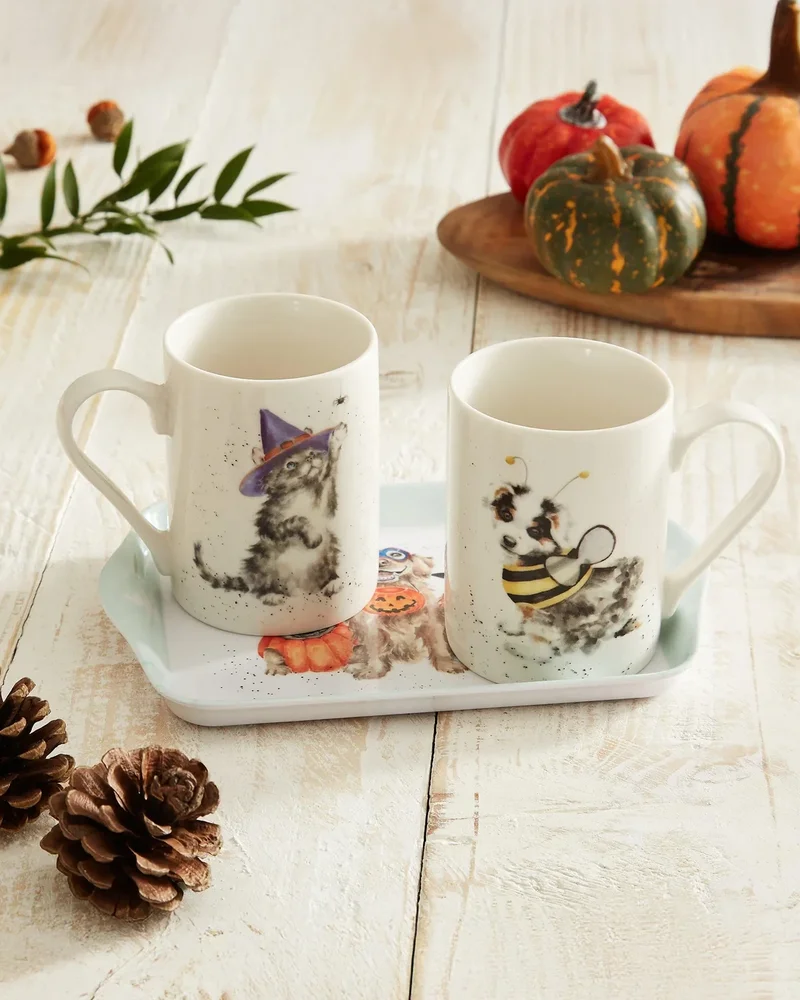 Set de deux mugs illustrés chat sorcière et chien abeille avec plateau assorti pour Halloween