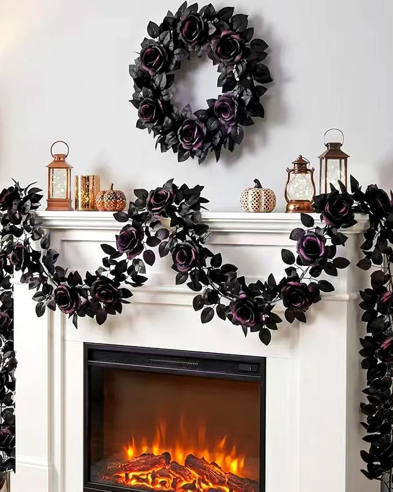 Guirlande et couronne de roses noires et violettes sur une cheminée blanche pour Halloween