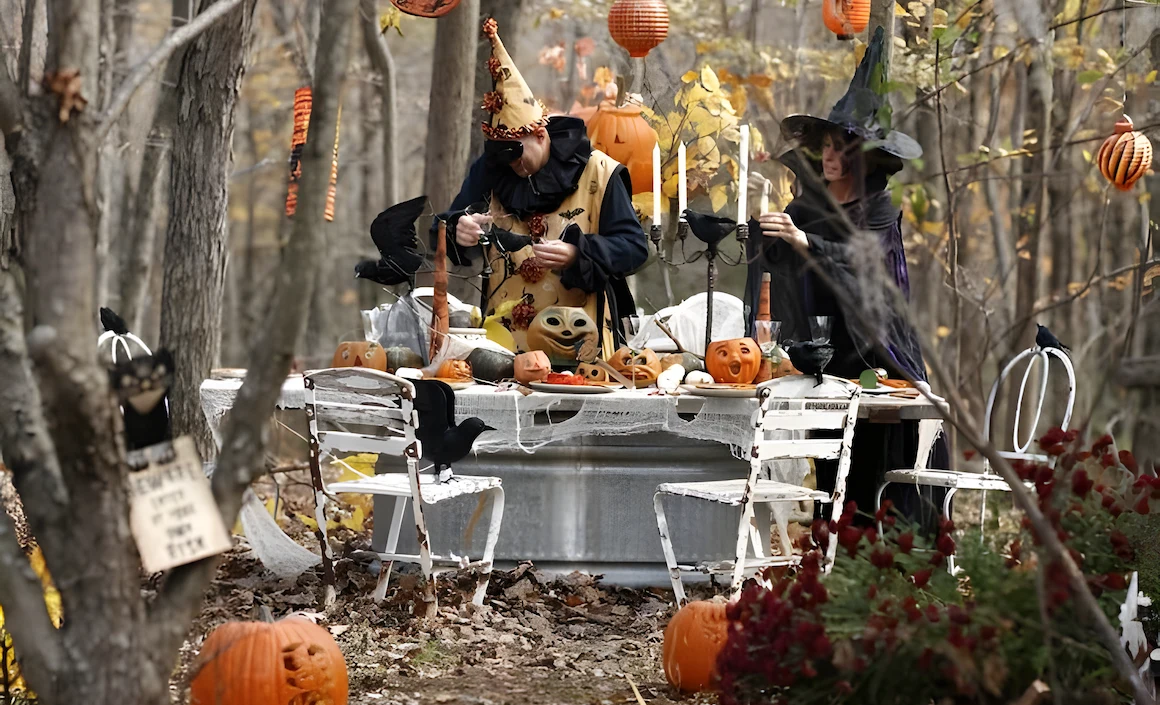 décoration Halloween extérieure avec table de sorcières dans les bois, lampions orange et citrouilles sculptées