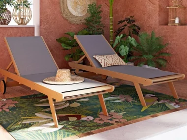 Deux bains de soleil Bilal en eucalyptus et toile taupe sur une terrasse méditerranéenne aux murs terracotta