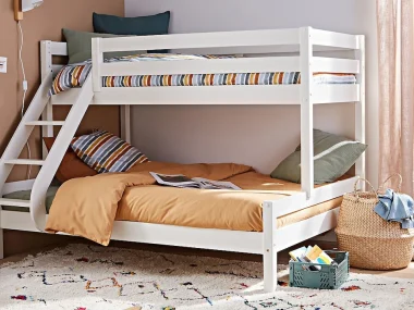 Lit superposé blanc avec couchage double en bas et échelle inclinée dans une chambre d'enfant