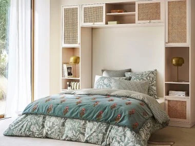Tête de lit pont avec colonnes de rangement et portes en cannage autour d'un lit dans une chambre lumineuse