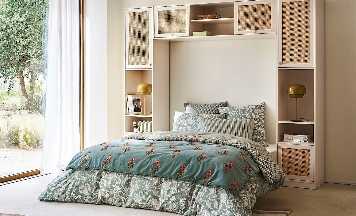 Tête de lit en bois clair dans une chambre chaleureuse