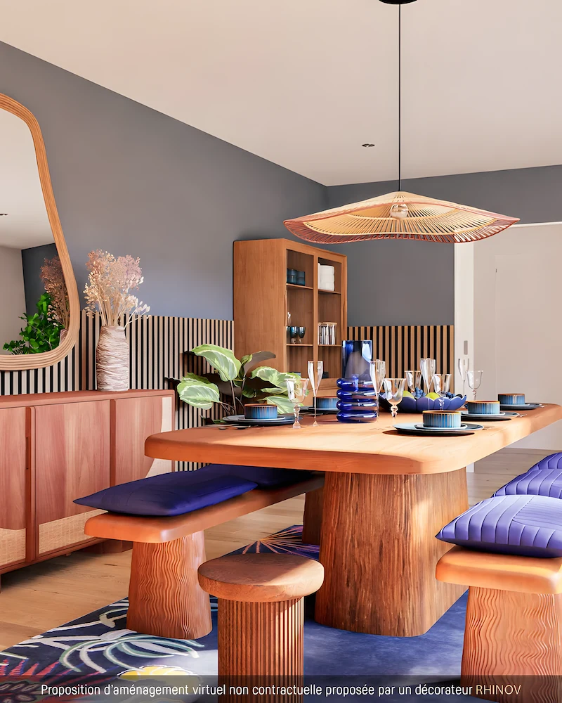 salle à manger ethnique aux murs bleus avec table et tabourets en bois massif, coussins bleus et suspension en fibres