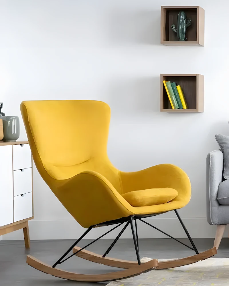 Rocking chair Eskua jaune moutarde à dossier haut et piètement en frêne et métal noir dans un salon blanc