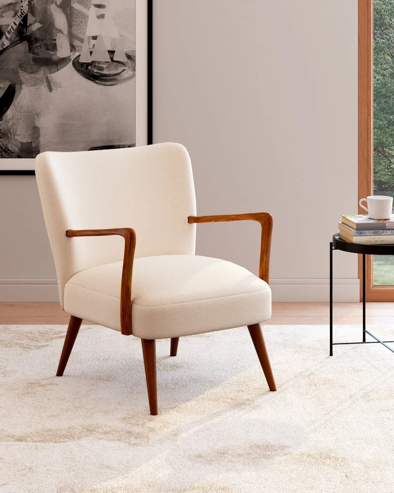 Fauteuil vintage Meyer en tissu blanc effet mouton avec accoudoirs et pieds obliques en bouleau teinté