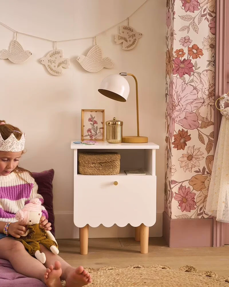 Table de chevet enfant blanche à base festonnée avec niche, panier et tiroir sur pieds en bois