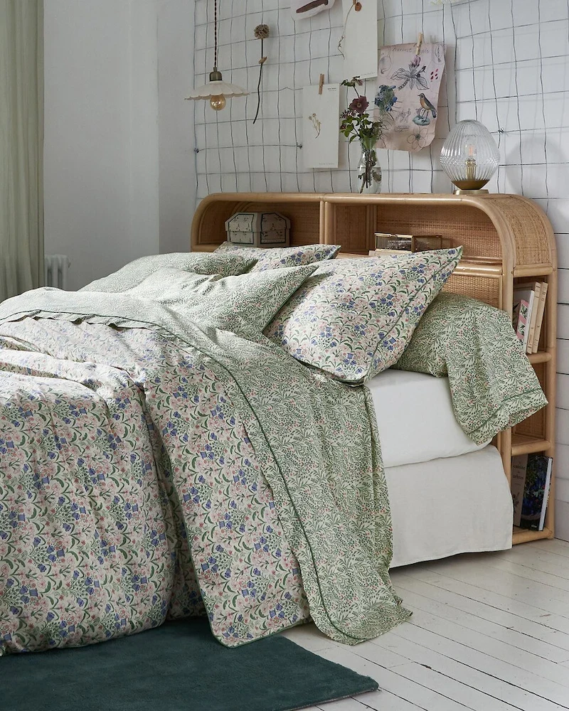 Tête de lit Ladara en rotin tressé et canne de rotin avec niches de rangement dans une chambre claire