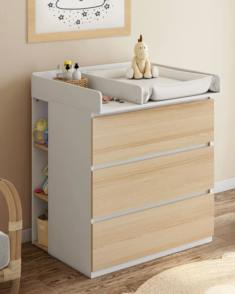 Commode à langer bébé blanche avec façades effet bois et rangements ouverts sur le côté