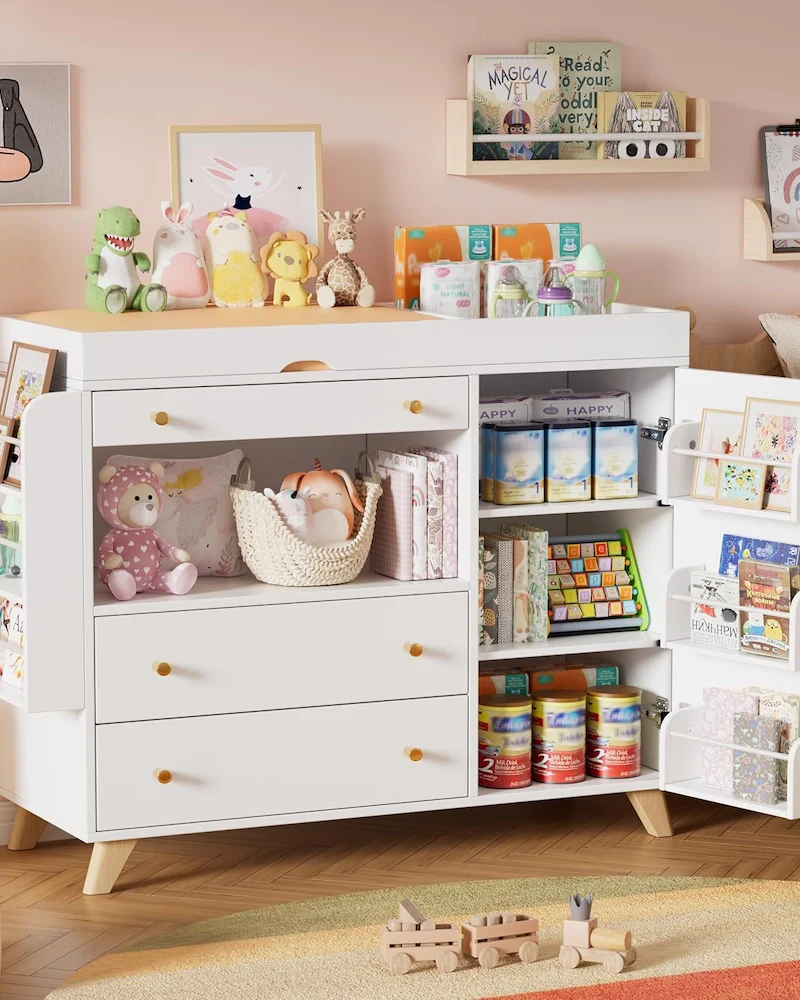 Grande commode bébé blanche avec tiroirs, étagères ouvertes et porte à rangements sur pieds en bois