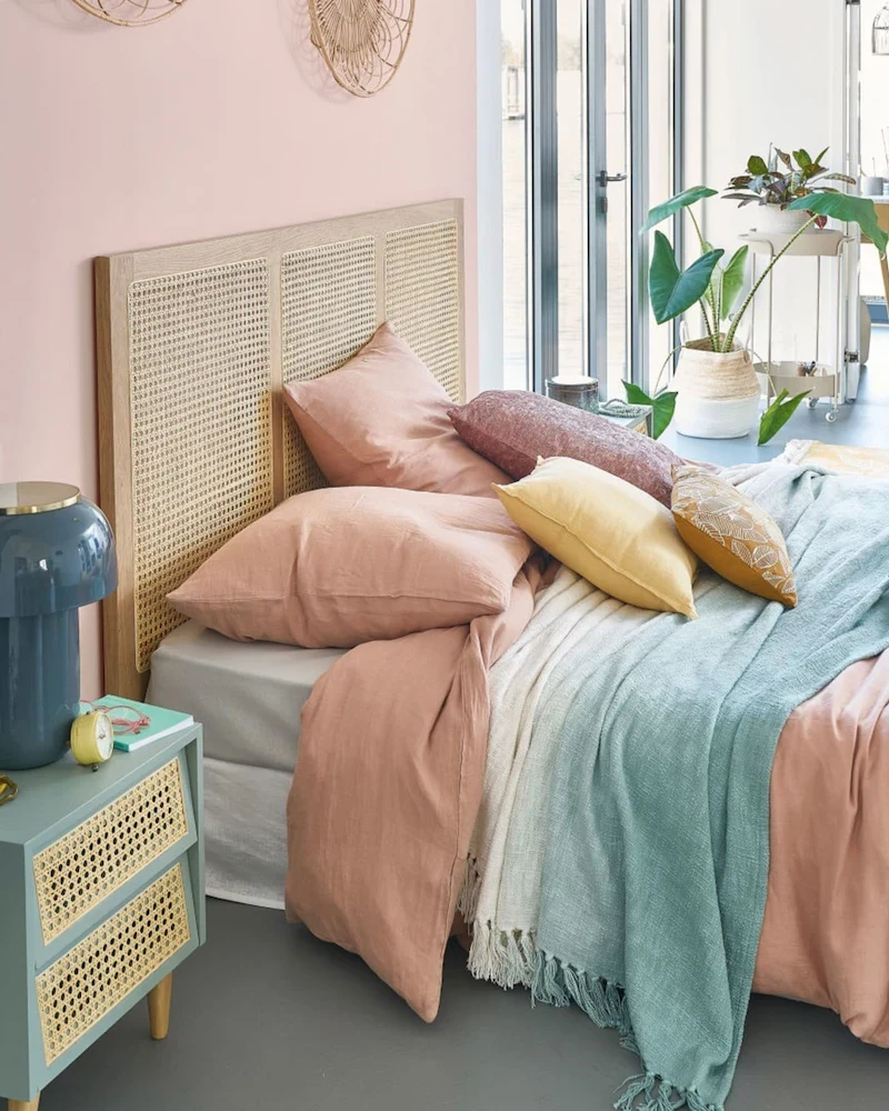 Tête de lit Canopy en cannage de rotin avec encadrement en placage chêne dans une chambre rose
