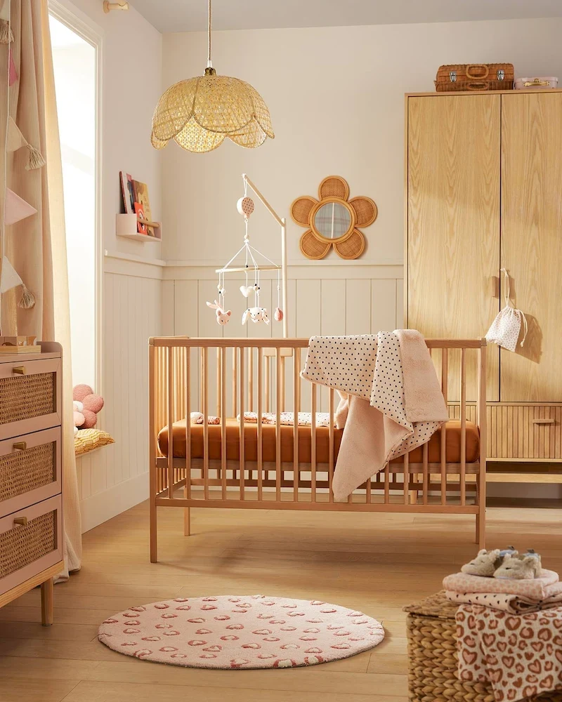 Lit bébé Cocoon en hêtre naturel de Vertbaudet dans une chambre douce