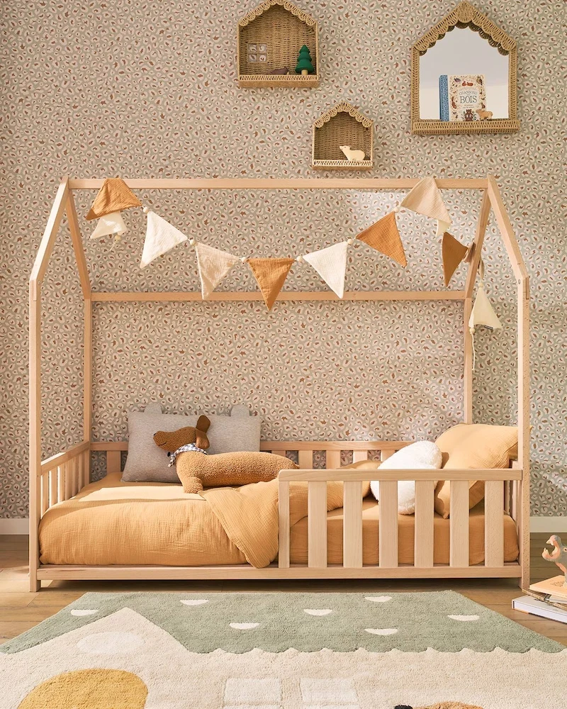 Petit lit cabane en hêtre 70x140 de Vertbaudet avec barrières et fanions
