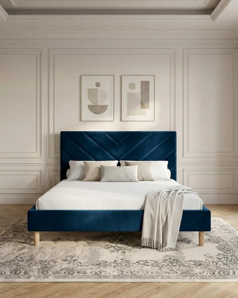 Lit Romane en velours bleu foncé avec tête de lit piquée de Bobochic