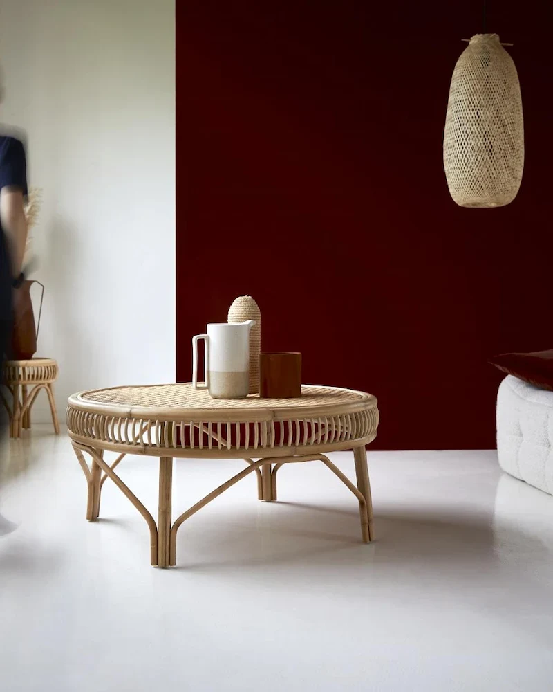 Grande table basse ronde Zita de Tikamoon en rotin tressé dans un salon