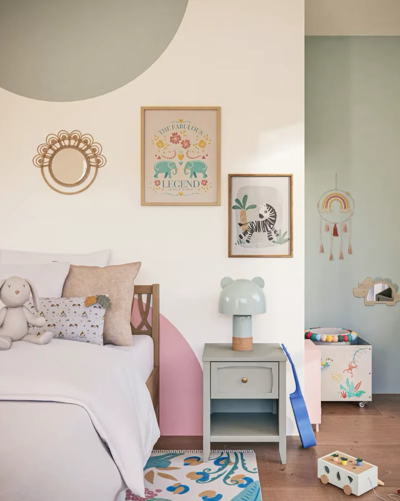 Table de chevet enfant vert grisé avec tiroir et étagère dans une chambre aux tons doux