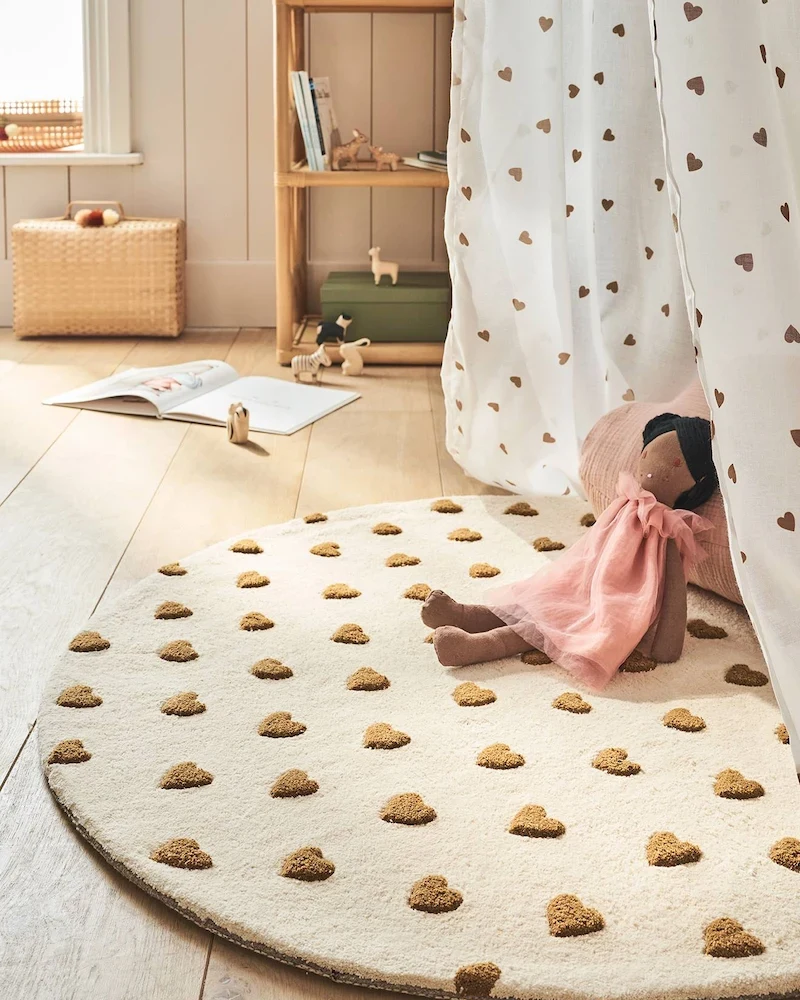 Tapis rond Cœur avec petits cœurs en relief de Vertbaudet