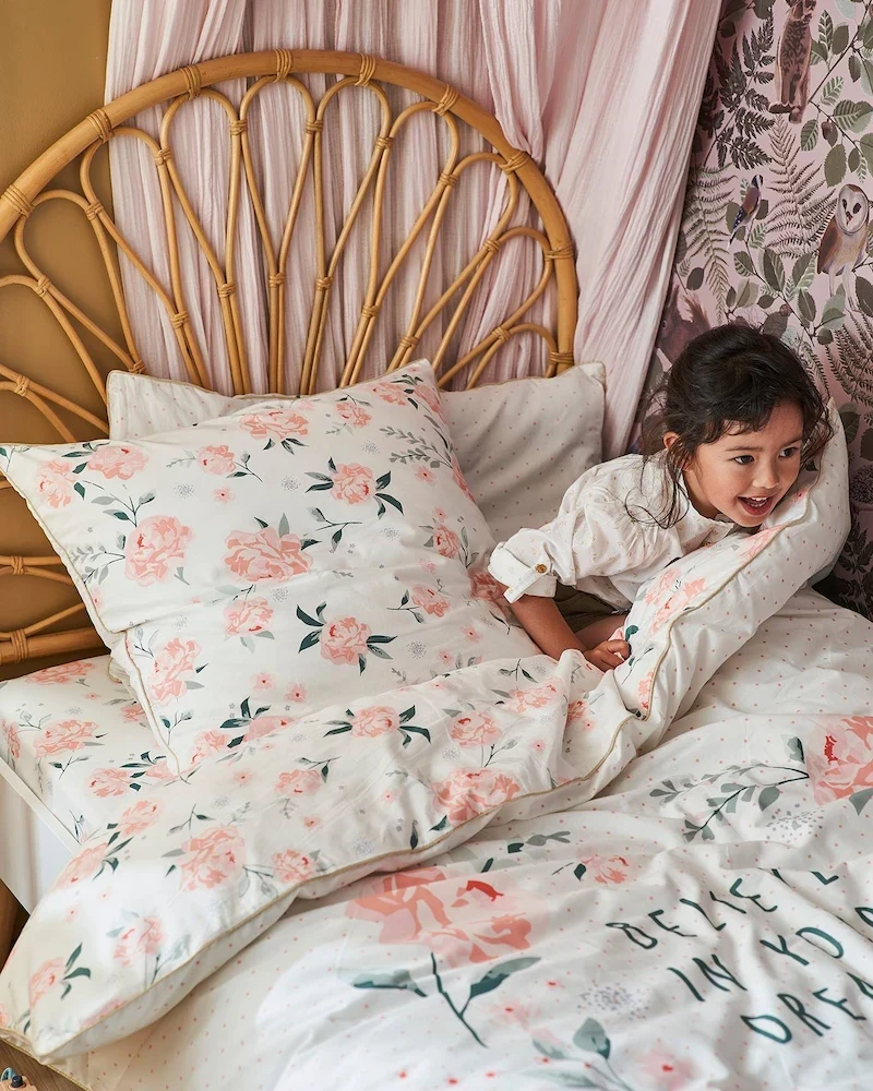 Tête de lit en rotin en forme de fleur de Vertbaudet dans une chambre de fille