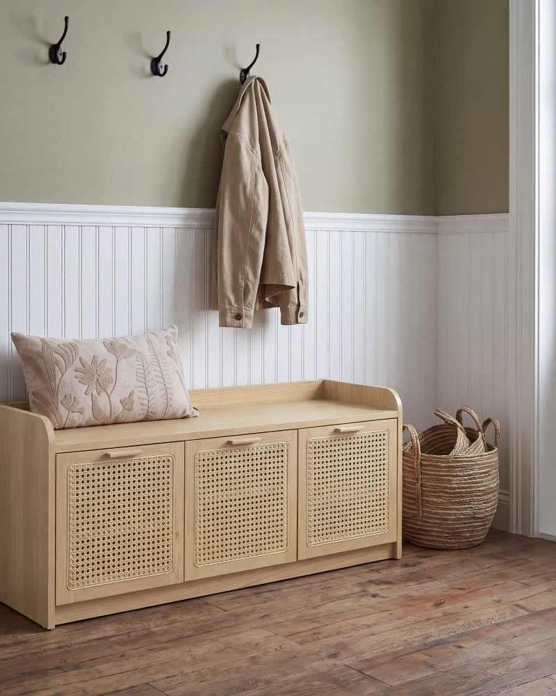 Banc d'entrée Canopy en chêne et cannage avec trois portes sous des patères