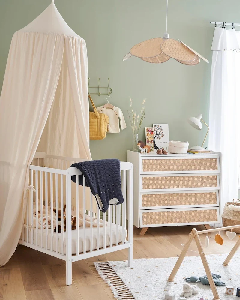Ciel de lit en coton gaufré écru de Cyrillus au-dessus d'un lit bébé