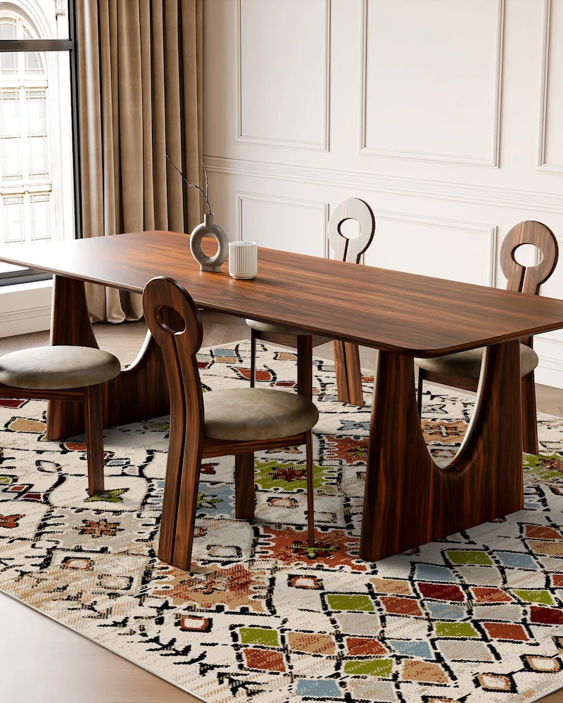 salle à manger avec tapis ethnique coloré, table en noyer et chaises sculpturales en bois
