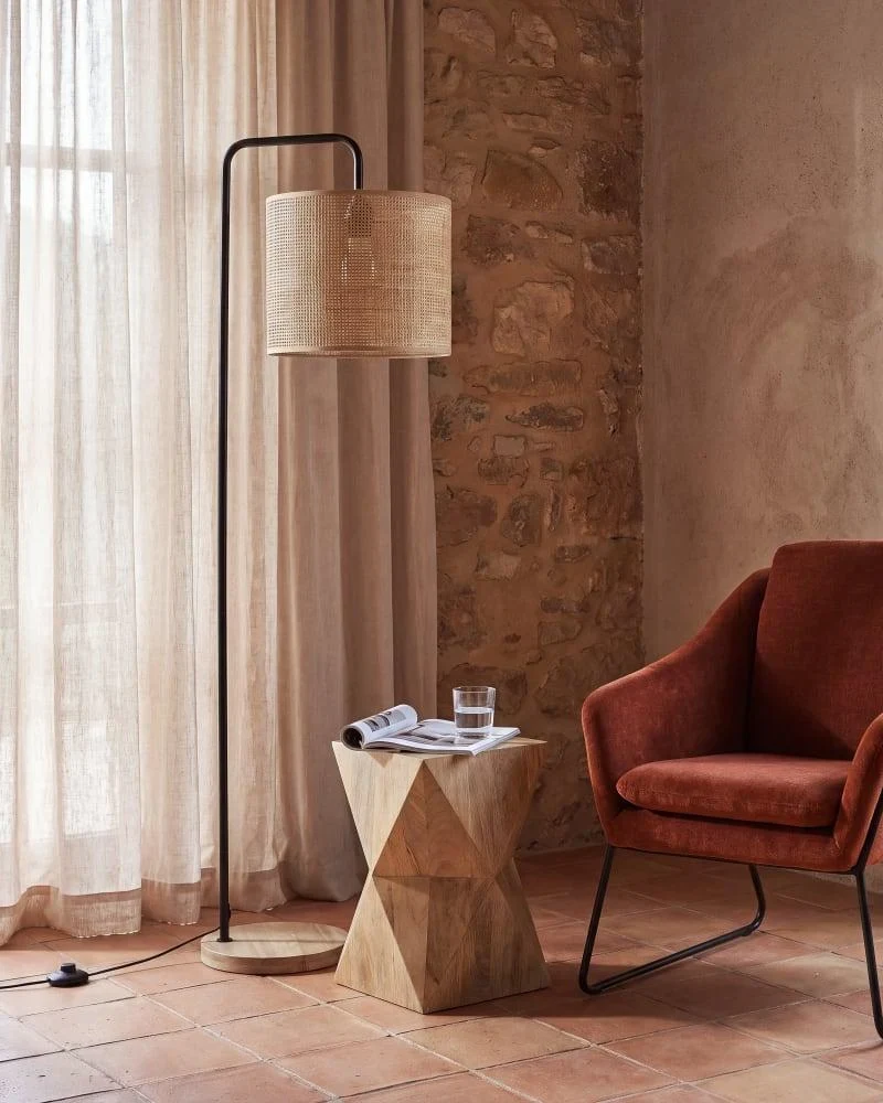 Lampadaire Season en acier, hévéa et abat-jour en rotin H172 de Maisons du Monde