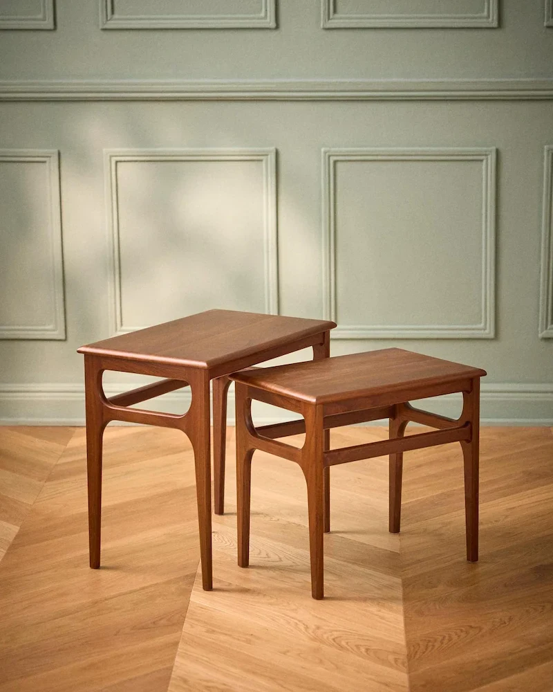 Tables gigognes Hector de Cyrillus en noyer près d'un fauteuil