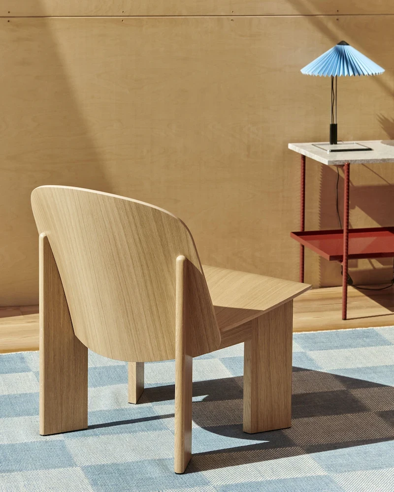 Fauteuil Chisel de HAY en chêne naturel massif dans un intérieur coloré
