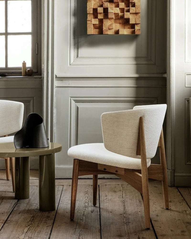 Fauteuil lounge Herman de Ferm Living en tissu bouclé écru et chêne massif dans un salon aux murs gris